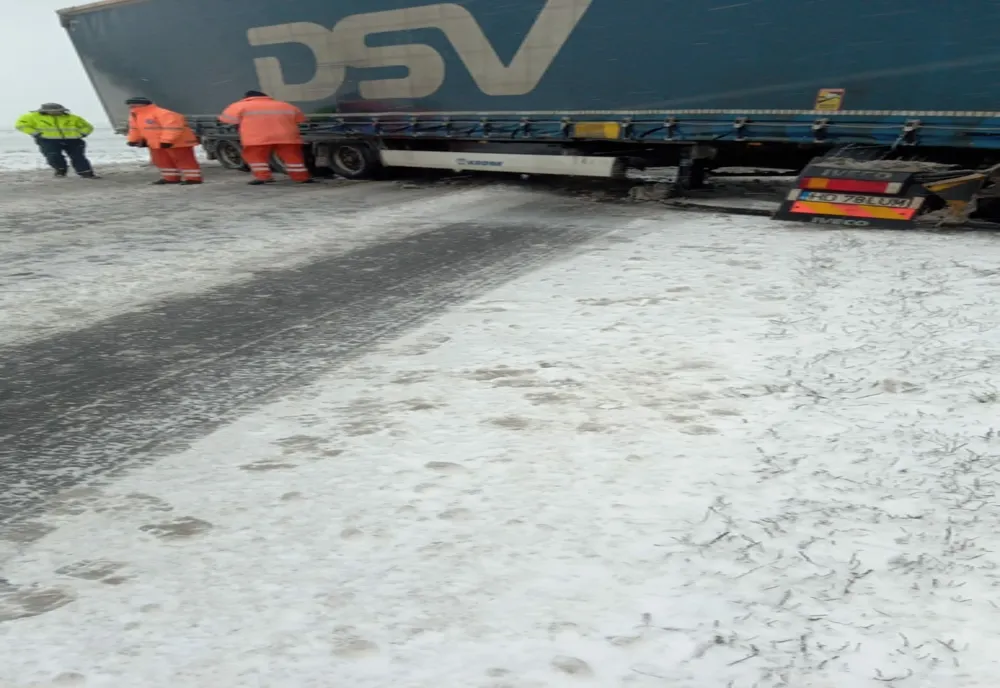 DN1A, blocat de un TIR care a derapat