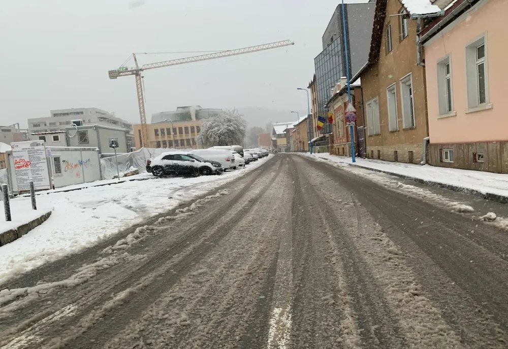 Brașovul sub cod portocaliu de ninsori – 40 de utilaje de deszăpezire acționează de azi-noapte