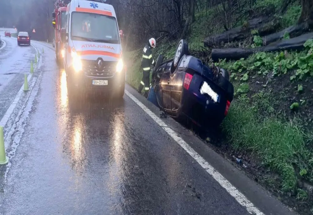 Maşină răsturnată, între Braşov şi Predeal! Trafic îngreunat