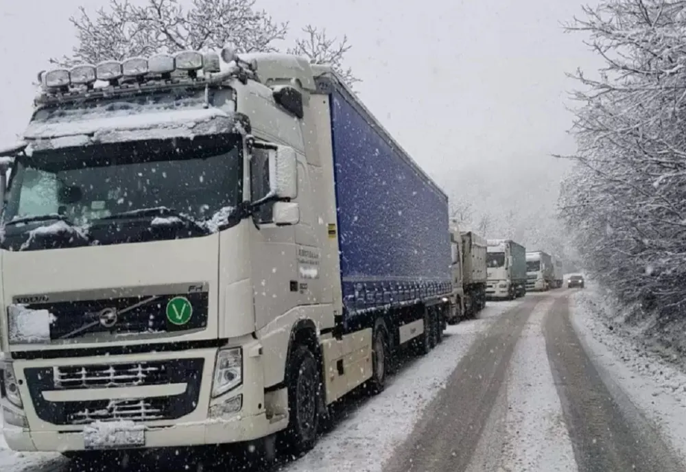 Mai multe TIR-uri au rămas blocate pe DN1, la Timișul de Sus, din cauza zăpezii. Trafic alternativ spre Ploiești