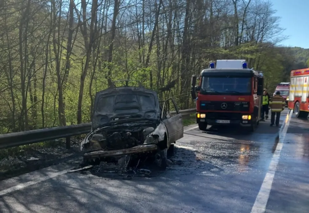 Autoturism în flăcări, pe DN13. Trafic blocat!