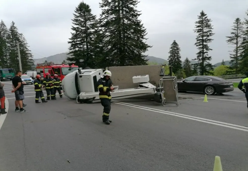 Camion răsturnat la Cotul Donului. Circulație îngreunată în zonă, pe DN1