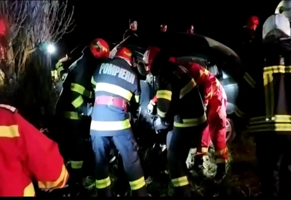 Persoană moartă după ce a intrat cu maşina într-un copac