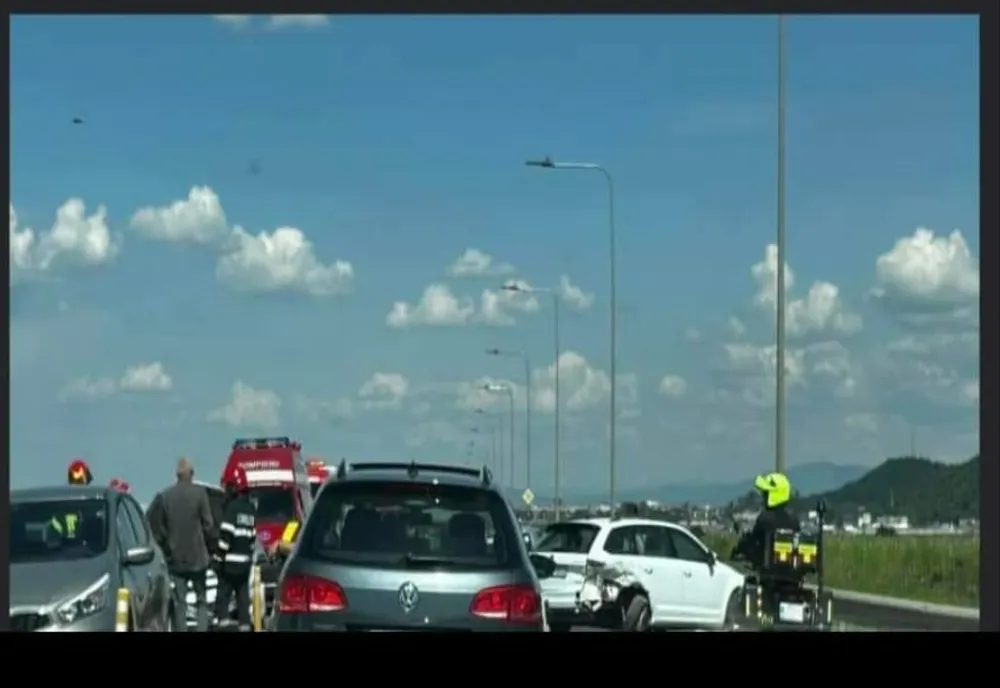 Accident cu 3 autoturisme implicate, la ieşirea din Braşov, spre Cristian