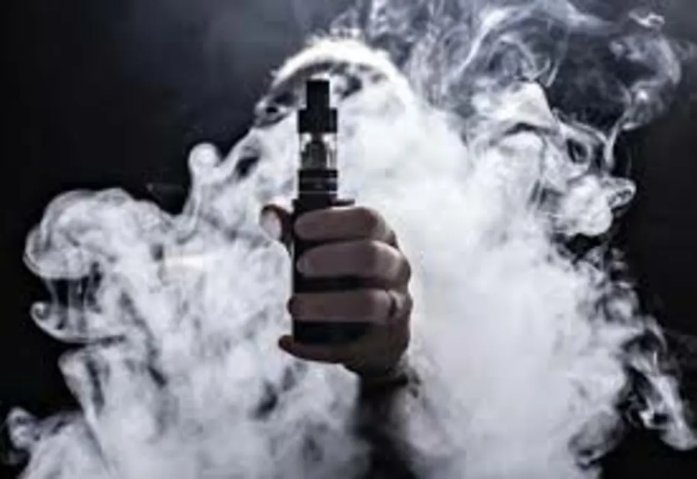 Țigările electronice și vape-urile, mai aproape de interdicție în spațiile publice. Proiectul a trecut de Senat