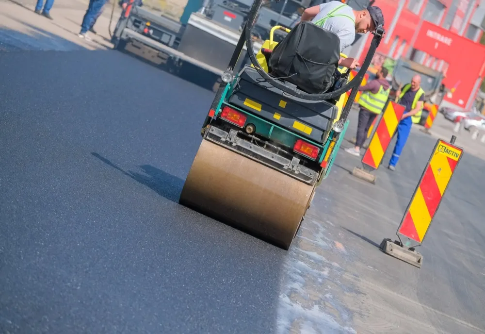 Începe modernizarea străzilor din cartierul Tractorul. De astăzi se lucrează pe strada Aluminiului. 132 de străzi vor fi reparate