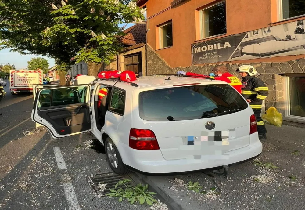 Tragedie în municipiul Braşov! A murit după ce a intrat cu maşina în copac!