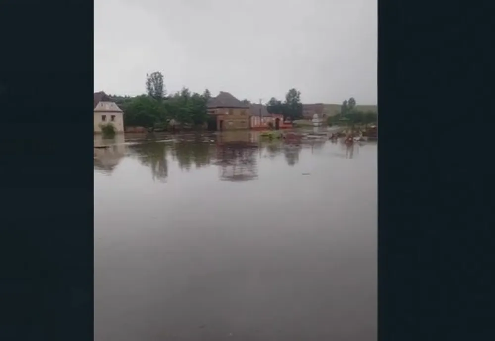 VIDEO Inundații în comuna Cața. Mai multe gospodării, sub ape!