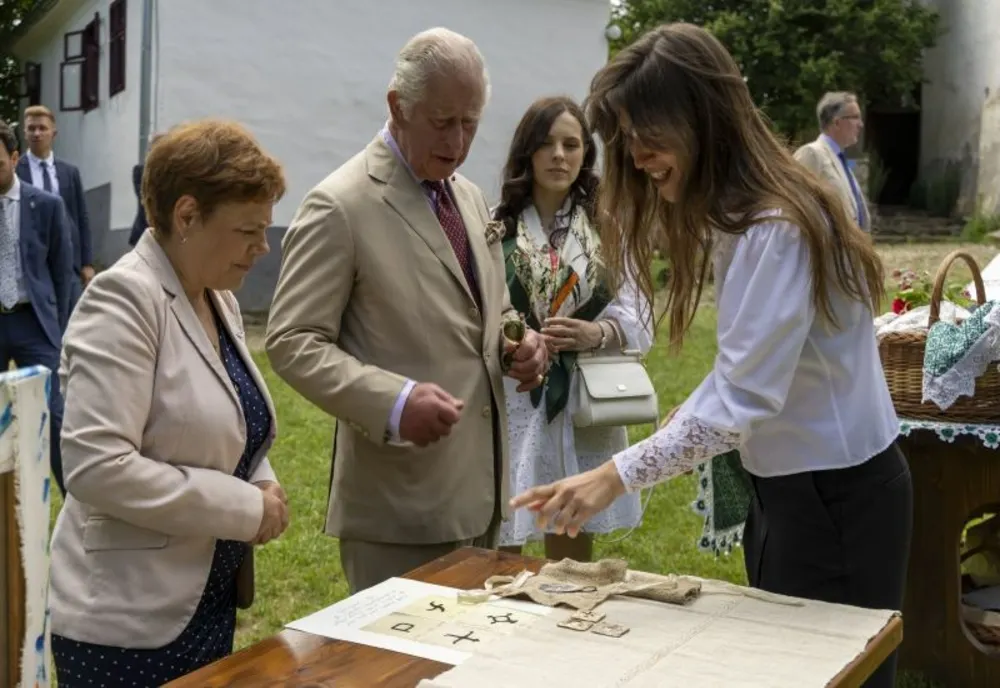 Peste 100 de săteni din Viscri s-au întâlnit, ieri, cu Majestatea Sa, Regele Charles al III-lea al Marii Britanii