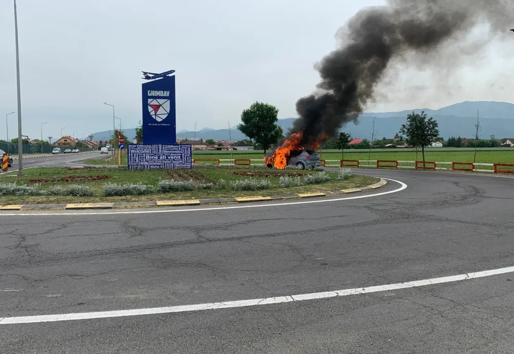 Maşină în flăcări, pe DN1, între Ghimbav şi Codlea
