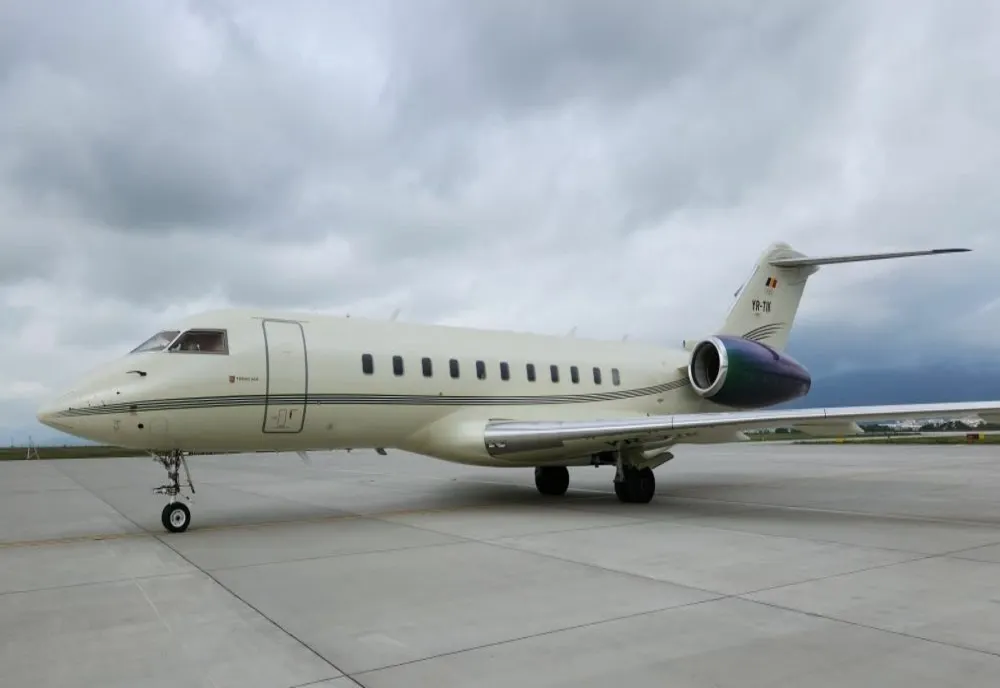 Ion Țiriac, la manșa avionului personal, pe Aeroportul Internațional Brașov-Ghimbav