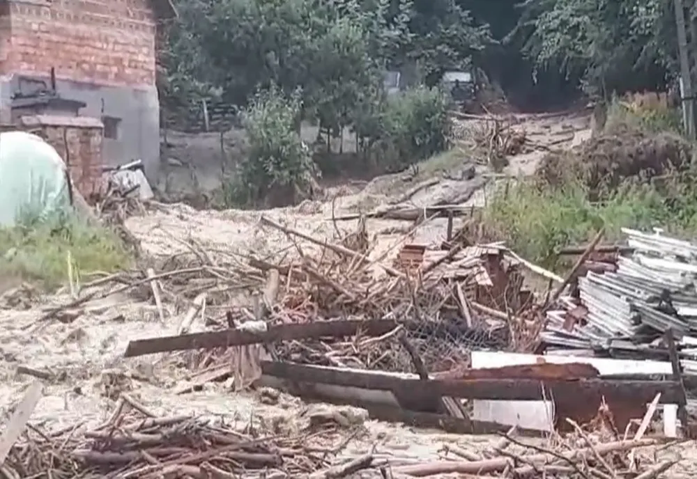 Drum închis în județul Brașov din cauza ploilor torențiale VIDEO