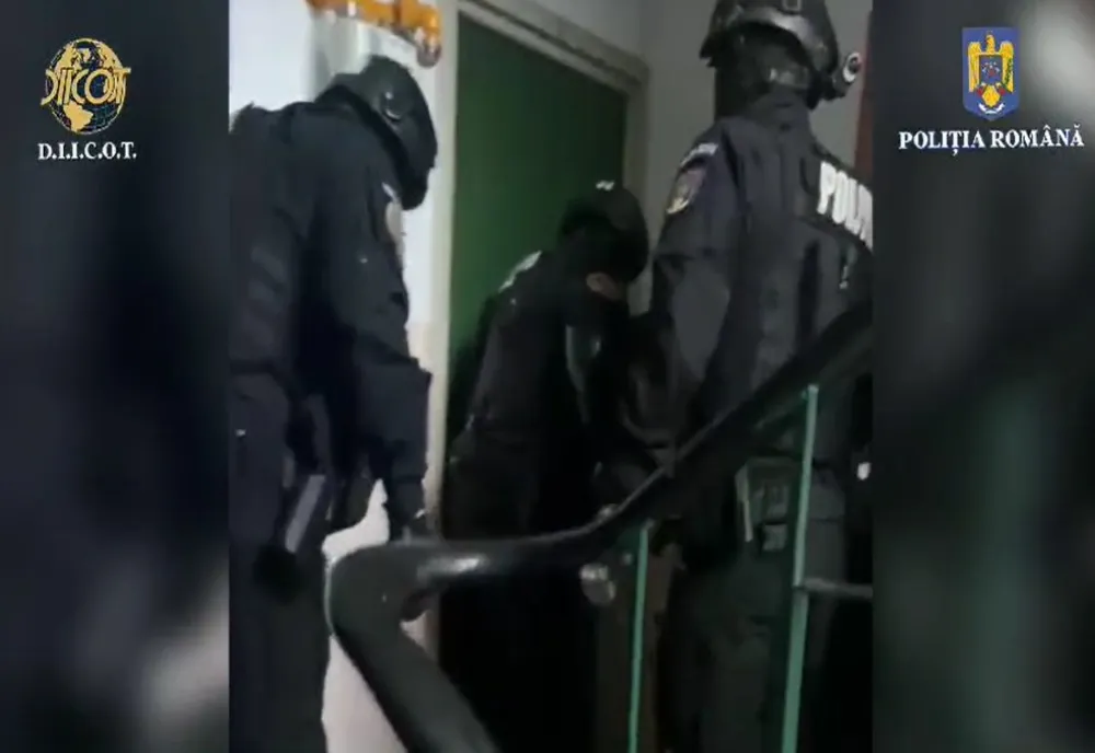 VIDEO Percheziții la un bărbat acuzat de pornografie infantilă și trafic de droguri