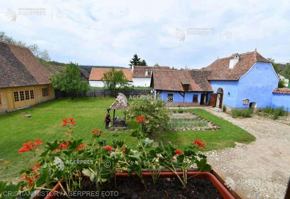 Casa din Viscri a Regelui Charles găzduieşte expoziţia de pictură ''Captiv între lumi'' 