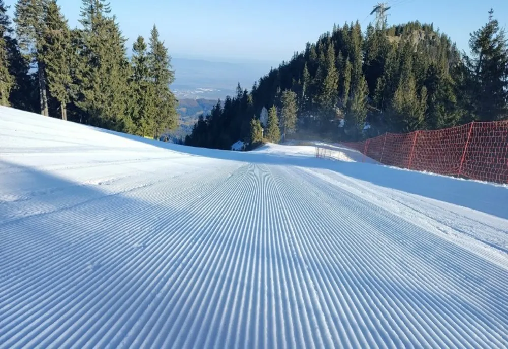 O NOUĂ ZI PERFECTĂ PENTRU PRACTICAREA SPORTURILOR DE IARNĂ ÎN MASIVUL POSTĂVARUL