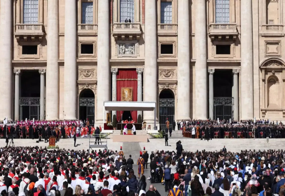 CARDINALII BISERICII CATOLICE SE REUNESC LA ROMA PENTRU A DISCUTA ALEGEREA UNUI NOU PAPĂ 