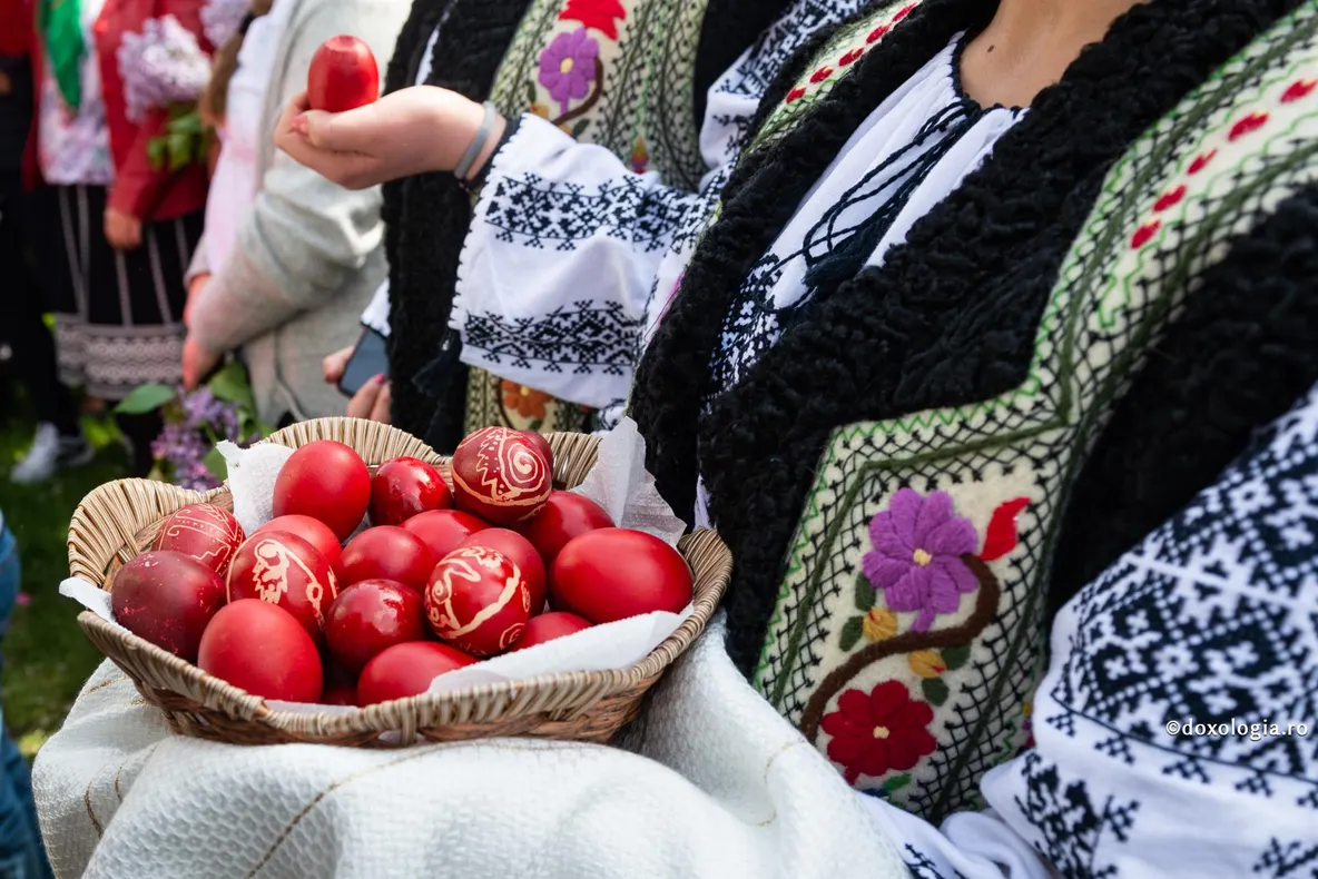 ÎNCONDEIEREA OUĂLOR – ARTĂ ȘI TRADIȚIE ÎN SATELE DIN JURUL BRAȘOVULUI