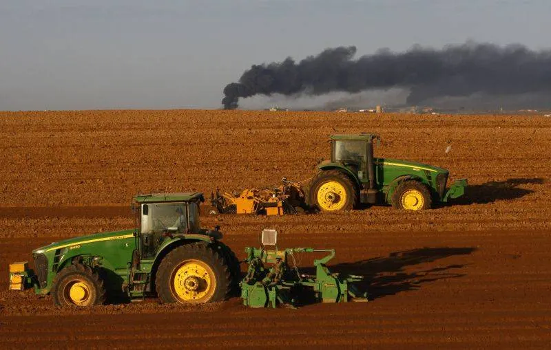 ROMÂNIA ÎȘI CEDEAZĂ PĂMÂNTUL: STRĂINII DEȚIN MII DE HECTARE AGRICOLE ÎN FIECARE JUDEȚ