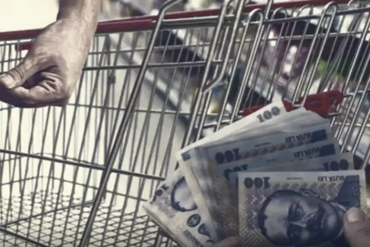 Românii strâng tot mai mult cureaua. Cumpără tot mai puțină mâncare, produse de bază și carburanți