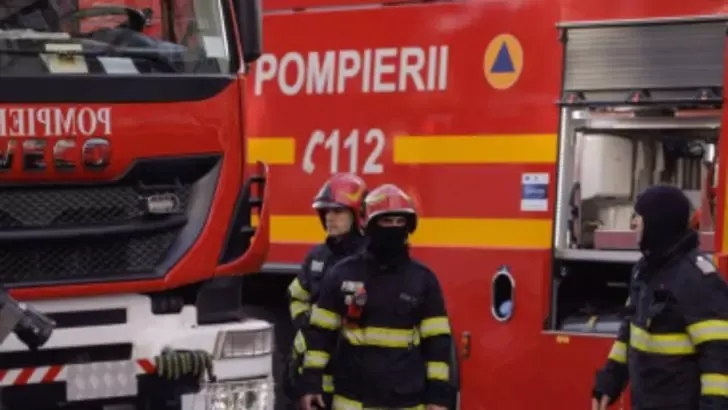 Tragedie cumplită în Timiș! Un bărbat a ars de viu după ce casa i-a fost înghițită de flăcări