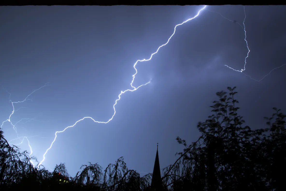 România, sub asediul furtunilor. Meteorologii au emis Cod Galben de averse torențiale și vijelii