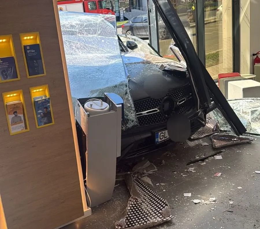 Șoferița care a intrat cu mașina într-un bancomat din Galați este soția fostului ministru Victor Paul Dobre. O persoană a fost rănită