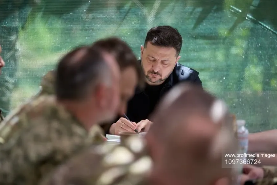 Zelenski anunță o nouă lovitură în inima Rusiei: rafinărie atacată la peste 1.300 de kilometri de front