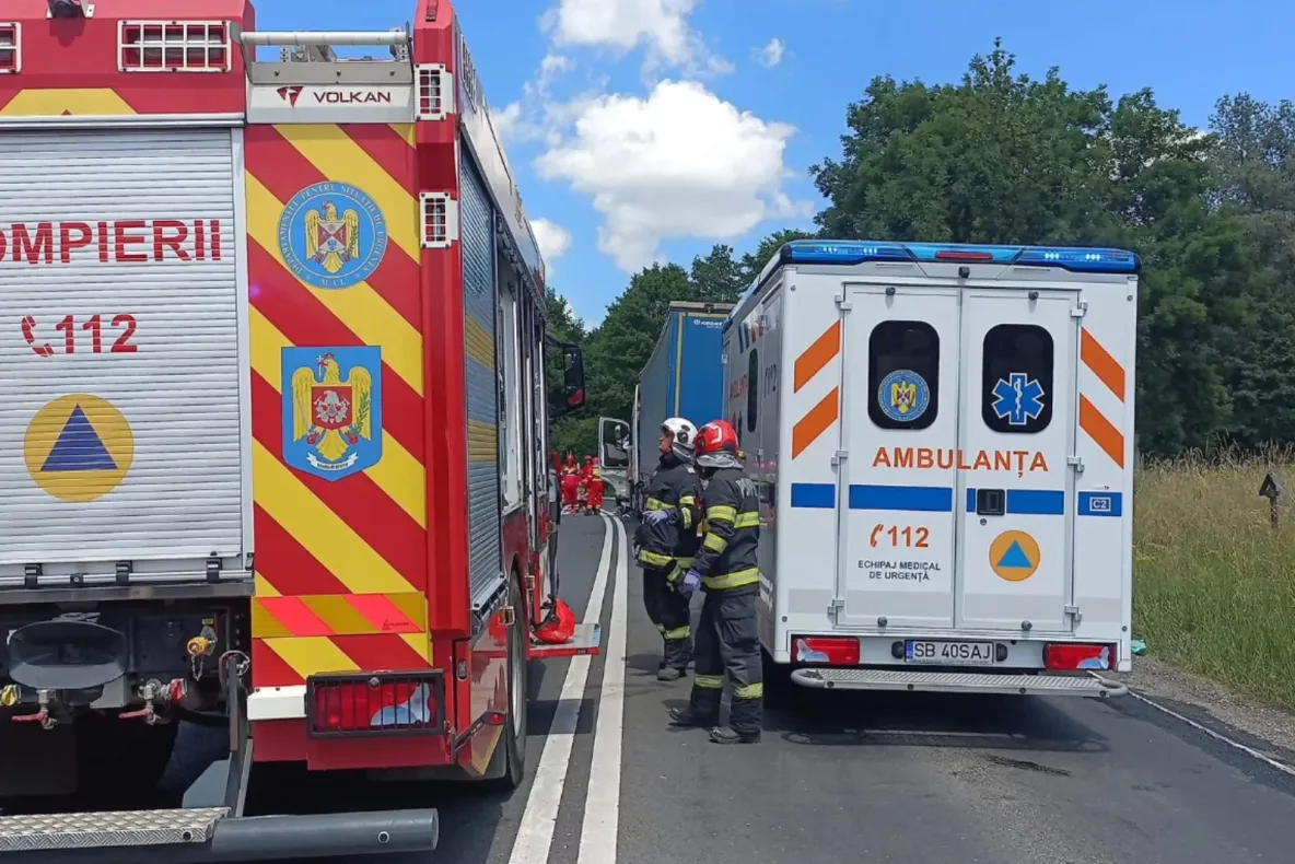 Patru tineri, printre care trei minori, răniţi într-un accident rutier grav în județul Sibiu. Un șofer a fugit de la fața locului