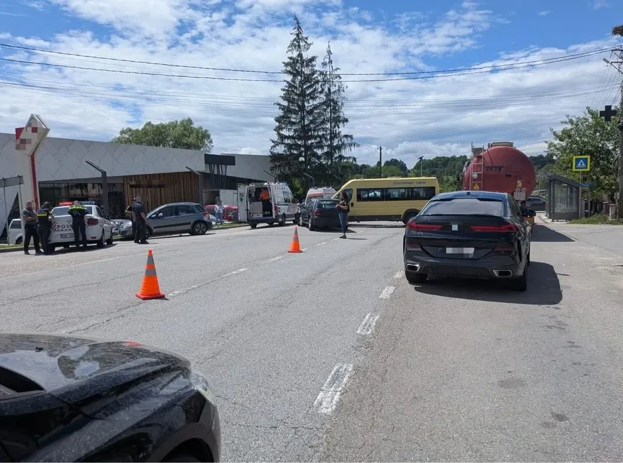 Accident grav în Vâlcea: microbuz școlar implicat, trei elevi au ajuns la spital