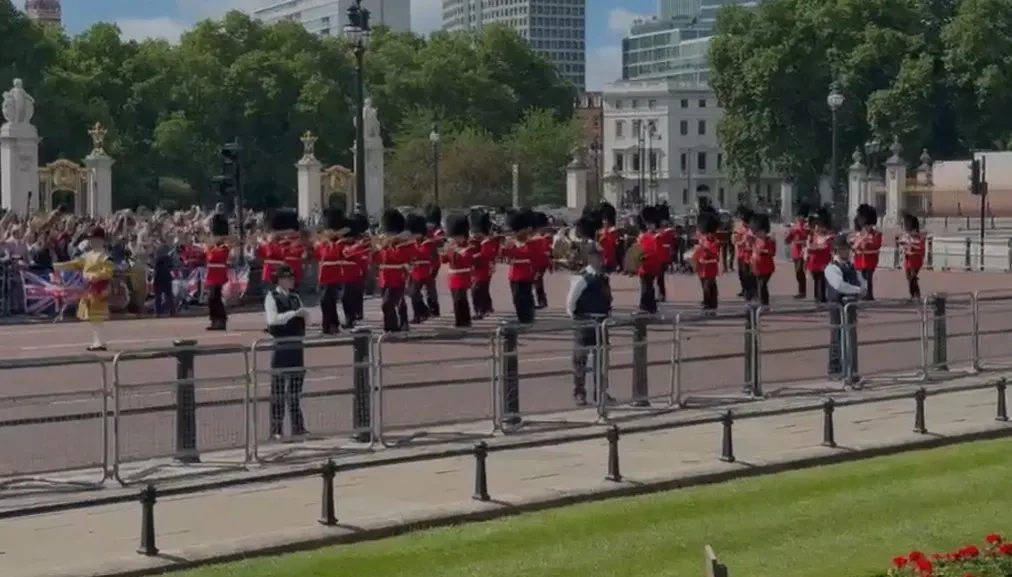 Regele Charles, sărbătorit cu fast la Londra. Mii de militari au defilat