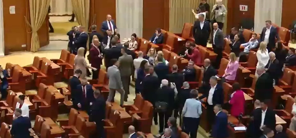 George Simion a acuzat „35 de ani de trădare” și a BOICOTAT ședința de învestitură a lui Veștea. Deputații AUR au părăsit sala în masă!