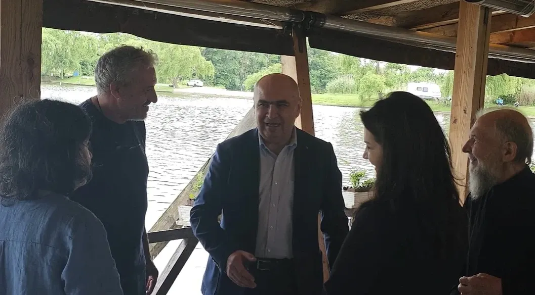 Ilie Bolojan, surprins la restaurant în compania Adrianei Săftoiu înainte de desemnarea noului premier