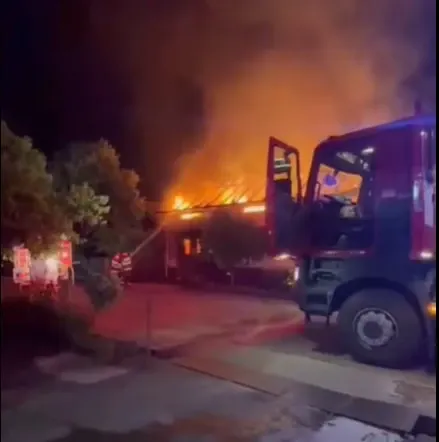 Noapte de coșmar în Caraș-Severin. Trei locuințe au ars în urma unui incendiu violent