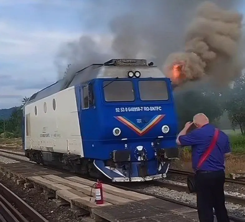 Călătorie de coșmar spre Varna și Istanbul: trenul plecat din București a mers 115 kilometri în șase ore. Locomotiva a luat foc