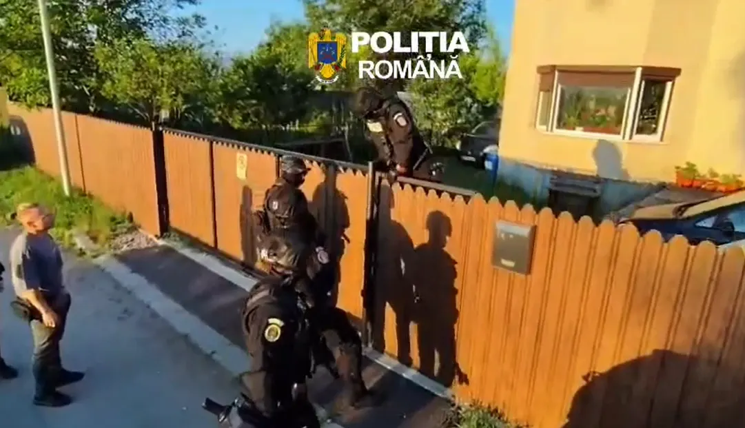 VIDEO Șase tineri reținuți la Brașov într-un dosar de extremism. Percheziții după promovarea simbolurilor naziste și legionare