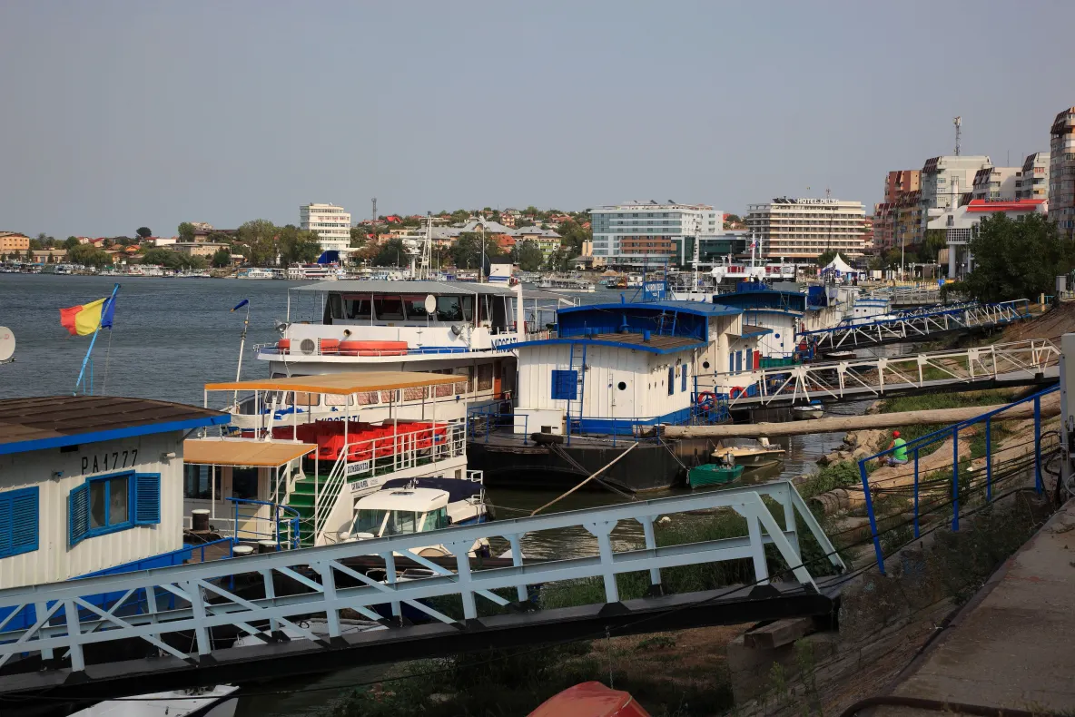 Accident naval la Tulcea: o navă a lovit pontonul de acostare. Transportul călătorilor pe ruta Tulcea–Tudor Vladimirescu, oprită