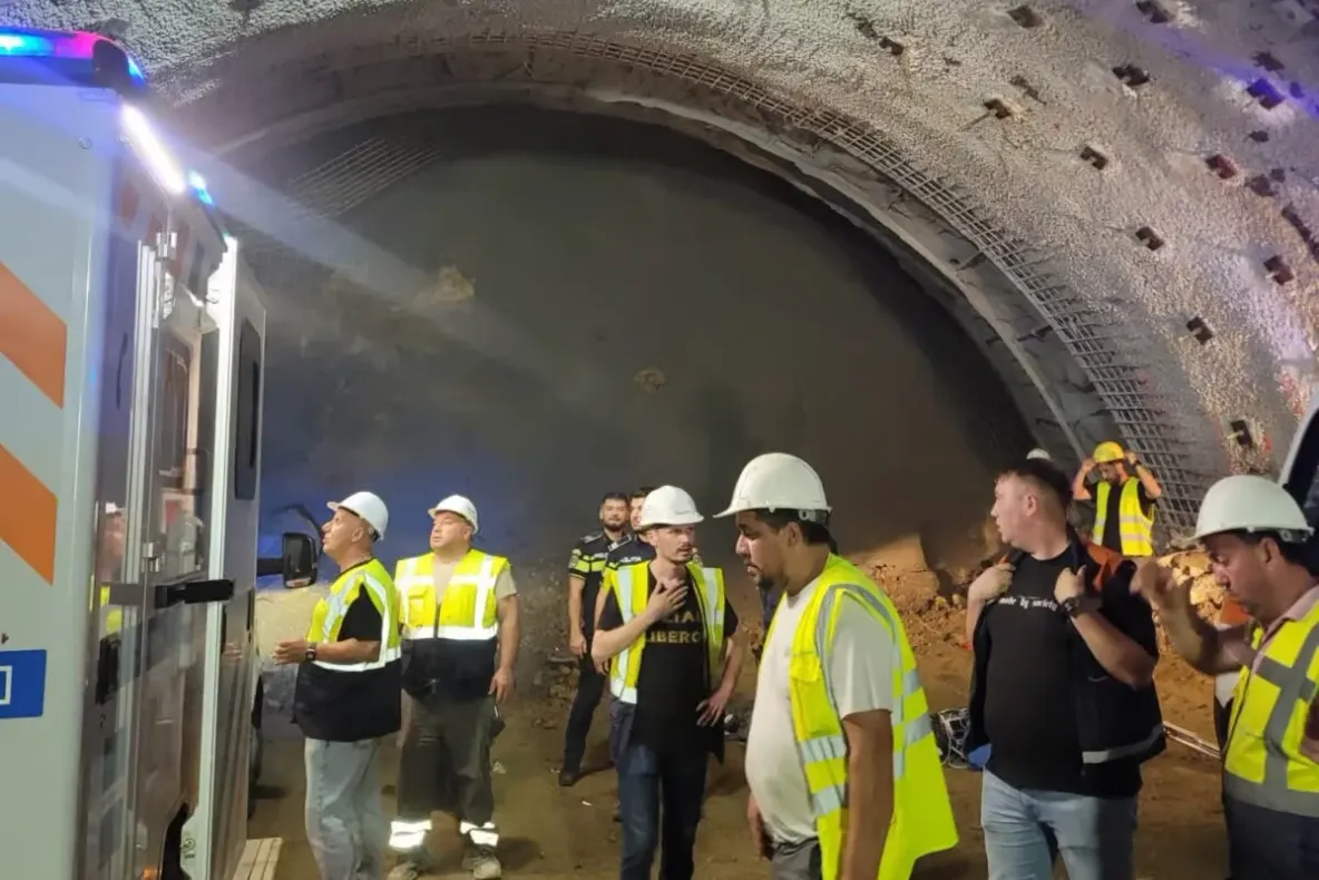 Doi muncitori străini, răniți pe șantierul autostrăzii A1. Bucăți de rocă s-au desprins din tavanul unui tunel la Boița