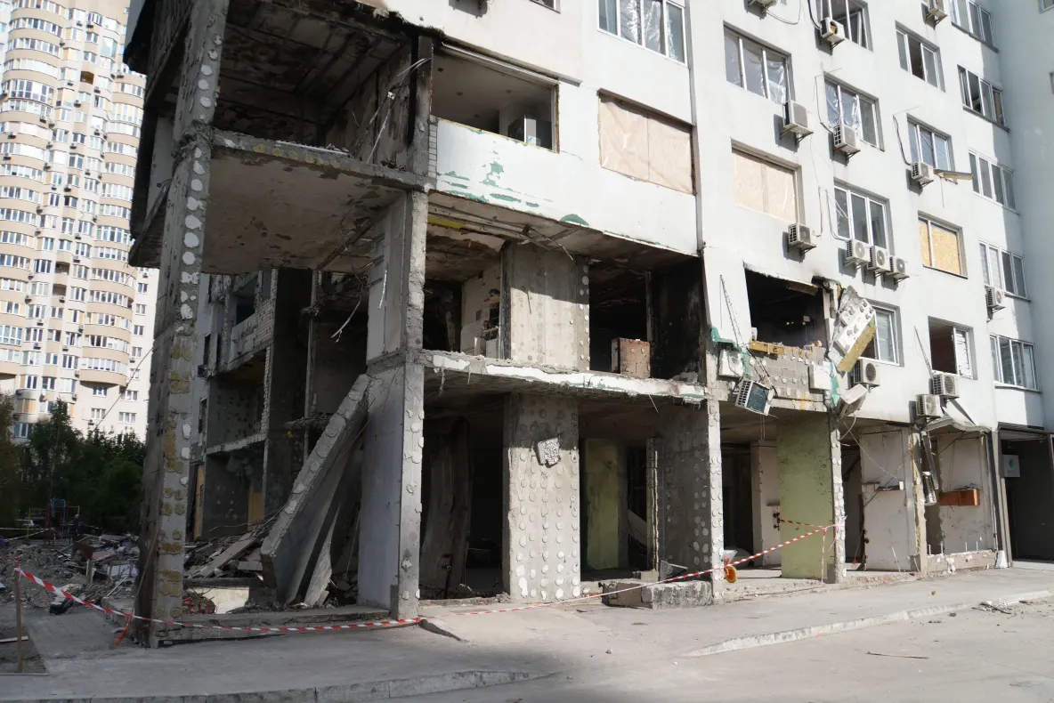 Atac rusesc asupra orașului Sumî: patru morți și șapte răniți după bombardamente cu bombe ghidate