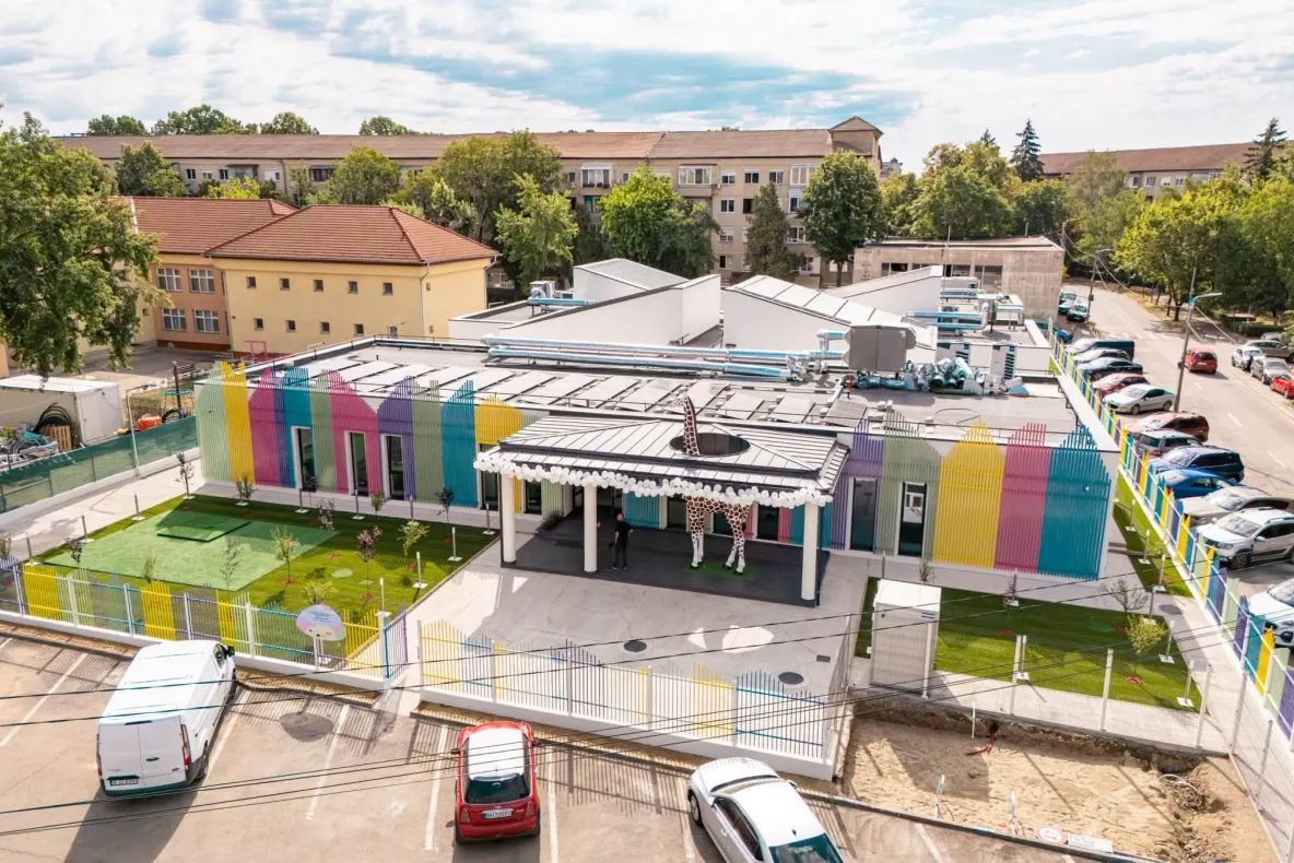 PARADOXUL DE LA ORADEA | „Premierul austerității” Ilie Bolojan a inaugurat o creșă la preț de hotel de lux. Un singur loc a costat peste 60.000 de euro