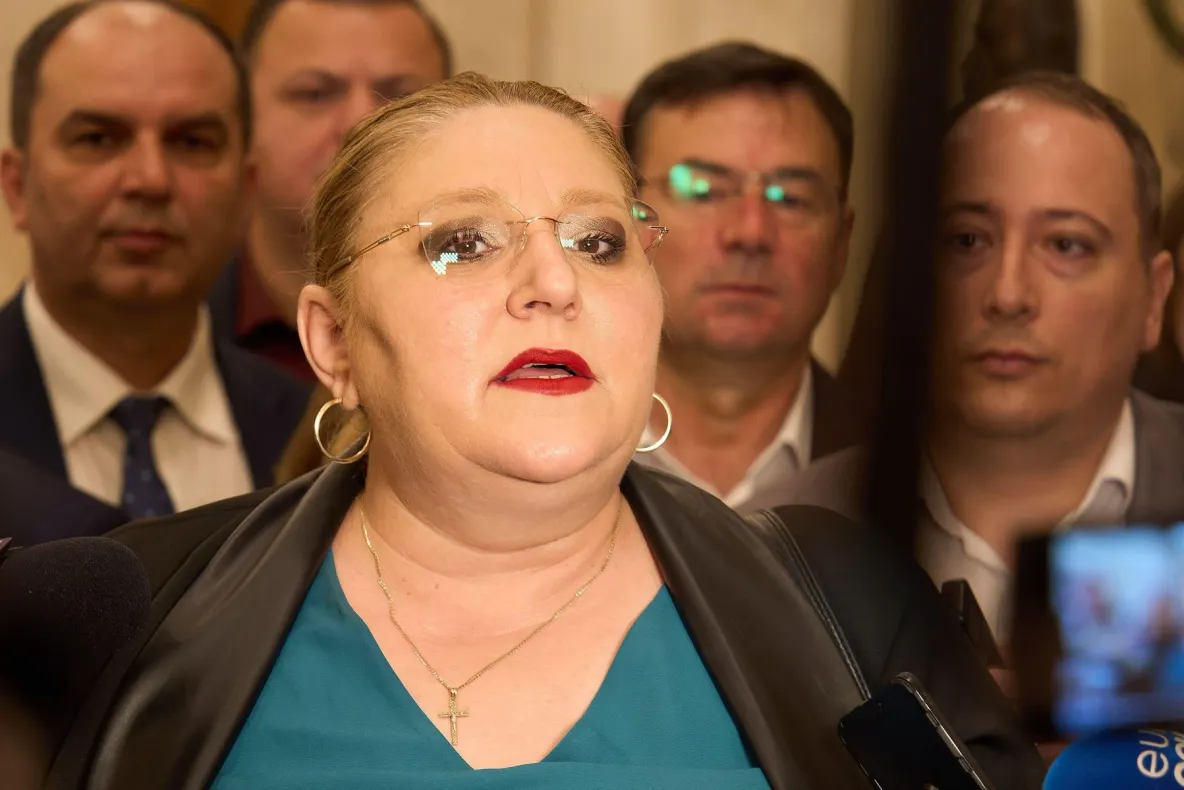 Momente de panică pentru Diana Șoșoacă! Eurodeputata a fost rănită într-un accident rutier