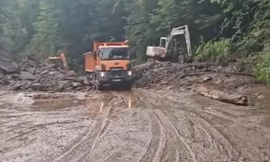 Circulație restricționată pe Transalpina, după ploile torențiale. Aluviunile au acoperit carosabilul VIDEO