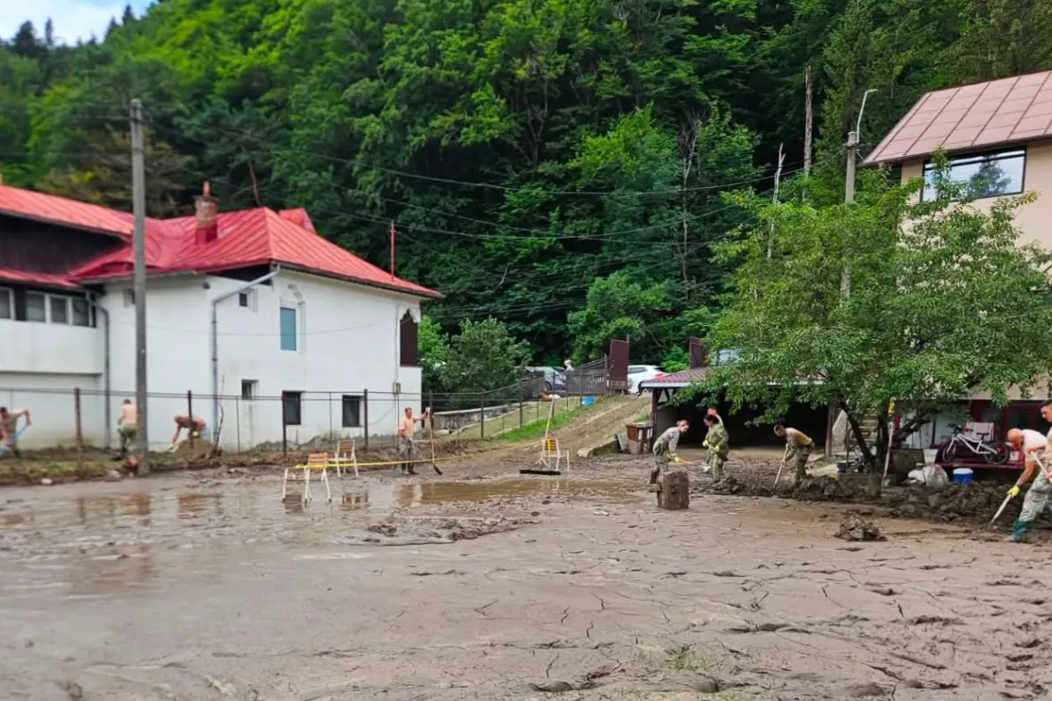 Vânătorii de munte intervin în sprijinul cetățenilor din Bușteni afectați de fenomenele meteorologice extreme