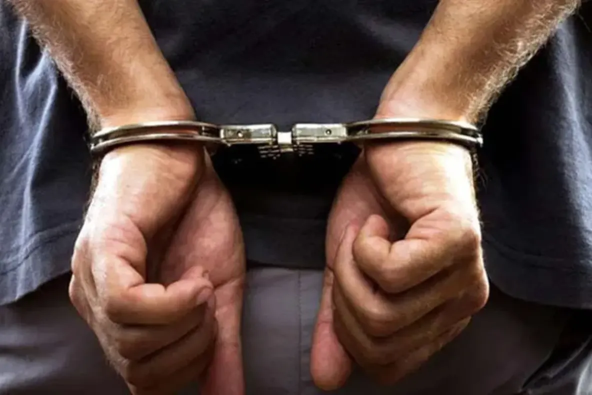 Tâlhărie și jaf în zona Făgăraș: Bărbat băut, arestat după ce a furat țigări, alcool și a amenințat un vânzător cu pistolul