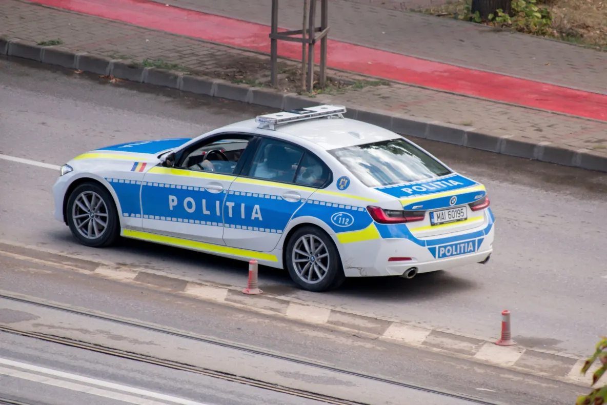 Șofer condamnat după o cursă de 7 kilometri prin București. A lovit mașina Poliției și a rănit doi agenți