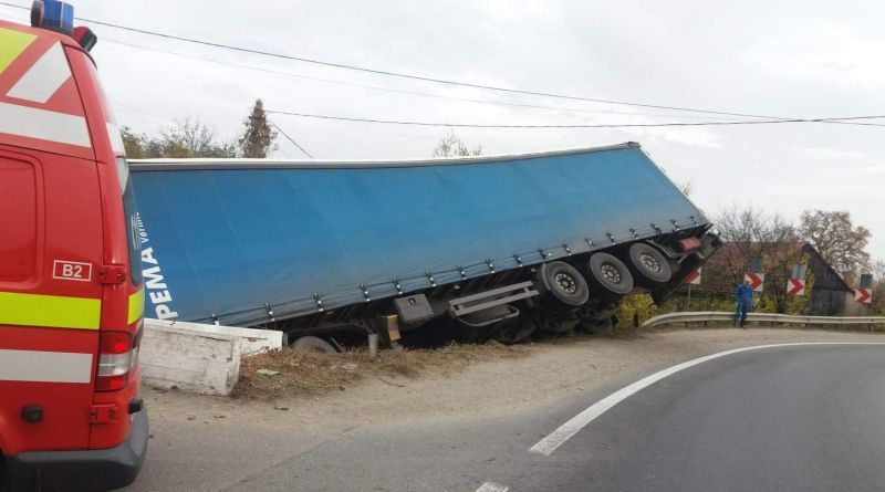 TIR răsturnat pe DN11!