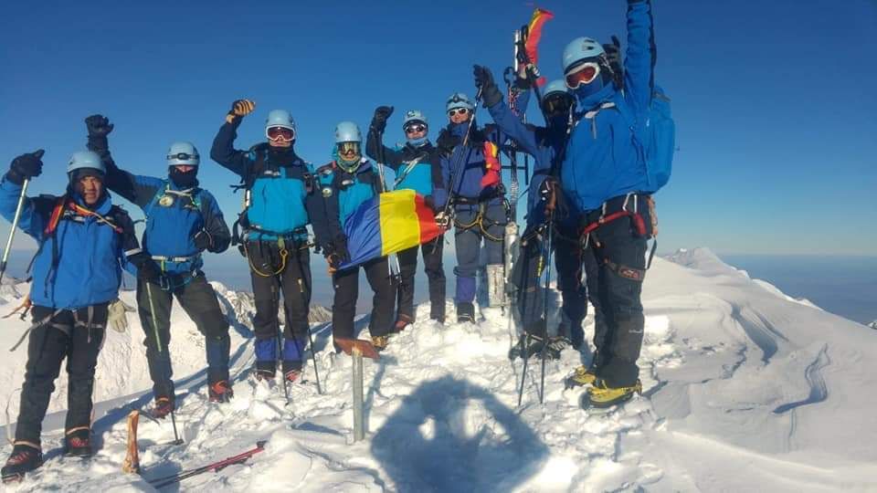 FOTO Tricolorul, arborat de jandarmii montani brașoveni la peste 2.500 de metri altitudine