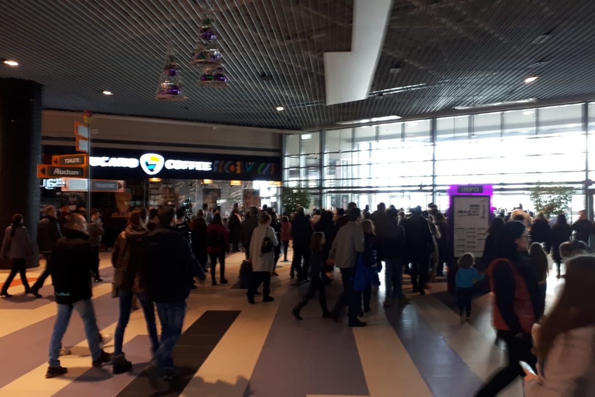 ULTIMĂ ORĂ Panică la mall! Clienţii şi angajaţii au fost evacuaţi
