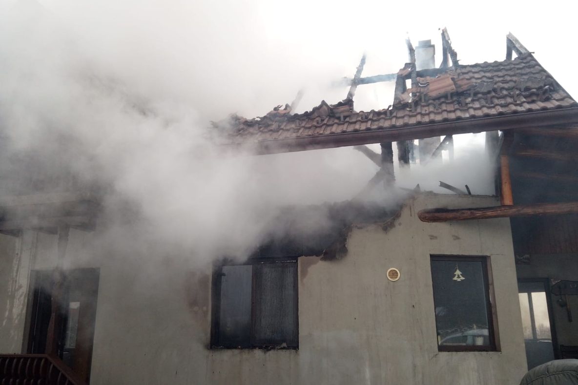 FOTO Incendiu la o casă din județul Brașov