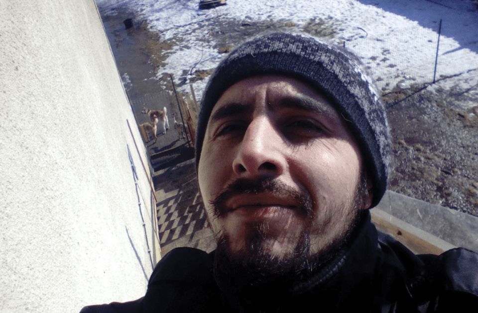 ULTIMĂ ORĂ: Bărbatul acuzat că a înfometat până la moarte zeci de câini a fost reținut de polițiști