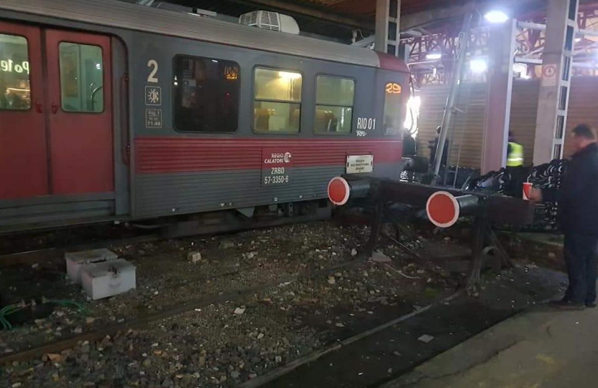 FOTO + VIDEO Un tren care trebuia să ajungă la Braşov a deraiat în Gara de Nord